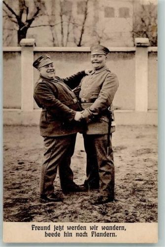 Zwei dicke Landsturmsoldaten in Uniform wollen nach Flandern wandern Fotograf Krömer