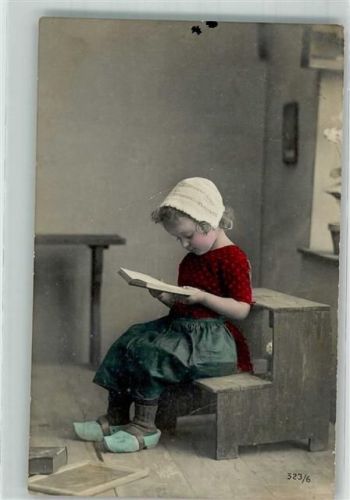 1909 Kind Buch lesen Schultafel