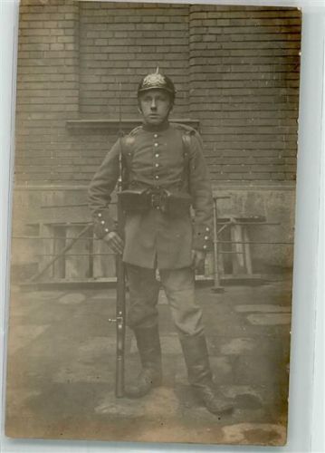 Landser mit glänzender Pickelhaube und Karabiner