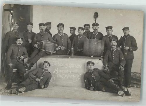 1917 Gruppenaufnahme von Landsern einer Minenwerfer-Abteilung mit Akkordeon Bierfass und Pfeife