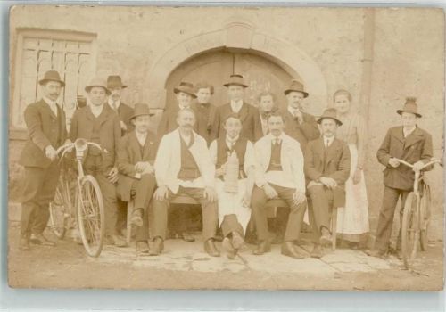 Gruppenaufnahme mit Bier und zwei Fahrrädern Fahrrad Privatfoto AK