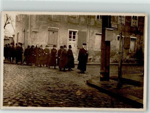 Goldene Konfirmation FRauen und Männer vorweg der Pastor Konfirmation 1931 FOTO KEINE AK
