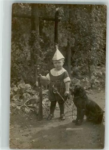 Kleiner Junge mit Hund Karabiner und Schwert WK I Kinder in Uniform Privatfoto AK