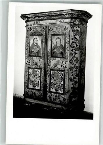 Wien Ein Schrank mit Bauernmalereien im Österreichischen Museum für Volkskunde