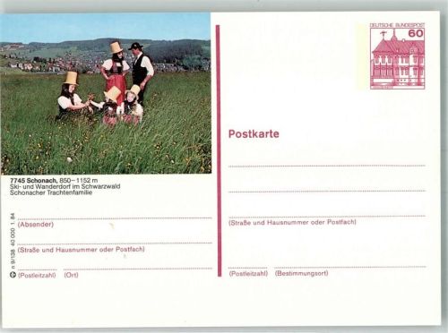 Schonach Trachtenfamilie vor dem Ort