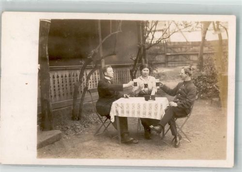 01665 O8251 Weistropp 1914 Privatfoto AK Landser in Uniform mit zwei Zivilisten und Bier im Garten Ort lt. Feldpoststempel WK I
