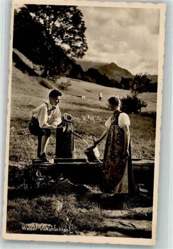 Wals 1937 Paar in Walser Volkstracht am Brunnen Fotograf Kessler Hüttenstempel