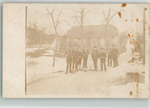 Jungs beim Eisstockschießen auf der Dorfstraße Privatfoto AK