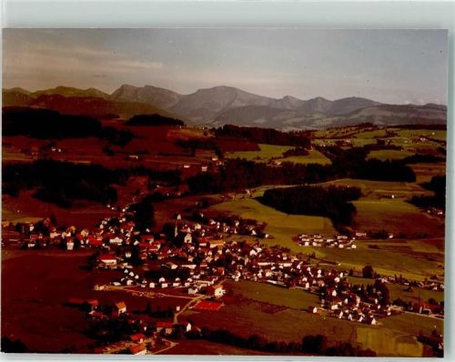 Weiler-Simmerberg Fliegeraufnahme des Ortes mit der Kirche Sankt Blasius Foto Original aus Archiv eines Ansichtskartenverlags Ort handschriftlich