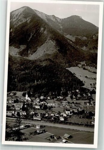 Marquartstein mit Pfarrkirche Zum Kostbaren Blut und Hochplatte