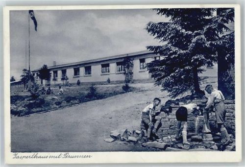 Wegscheide WK II, Kinderdorf, Jasperthaus mit Brunnen