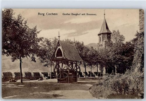 Cochem Grosser Burghof mit Brunnen AKU1