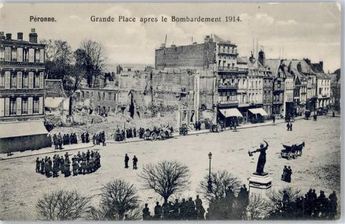 Peronne Grande Place apres le Bombardement 1914 Soldaten