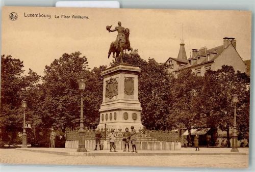 Luxembourg La Place Gullaume Denkmal Laternen