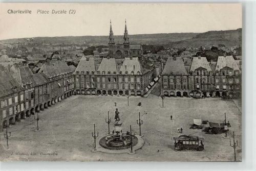 Charleville-Mezieres Denkmal Straßenbahn Markt