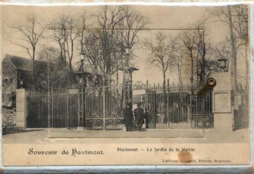 59330 Hautmont - Hautmont (Frankreich) Leporello auf Holz, Garten der Mairie I-II (fleckig VS/RS, Farbe von Holzrahmen abgeblättert)