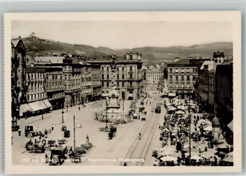 Linz Platz des 12. Novemberr Marktszene Denkmal Auto Straßenbahn Litfaßsäule