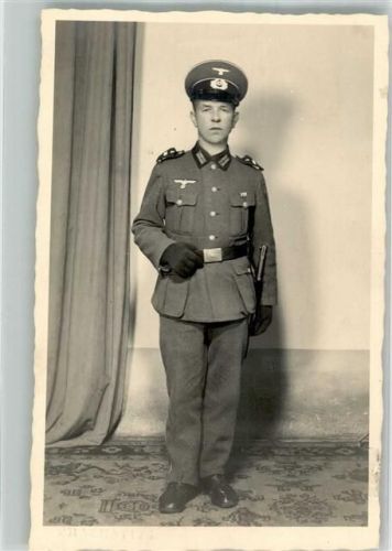 Junger Landser in Uniform
