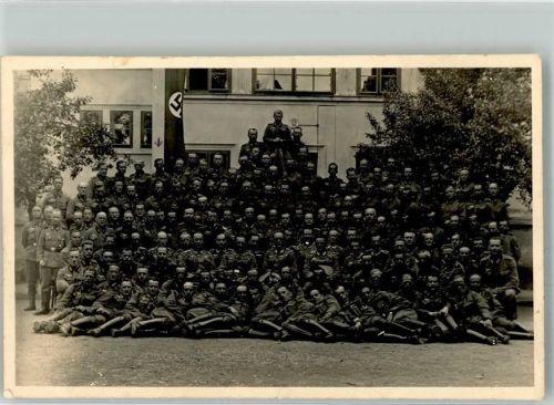 Gruppenaufnahe einer Kompanie in Uniform auf dem Kasernenhof
