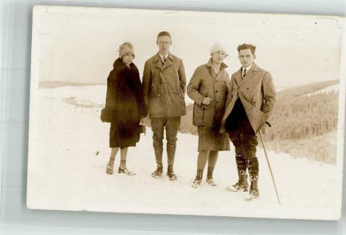 Oberwiesenthal Zwei junge Paare auf einem Spaziergang im Schnee Ort lt. Fotograf Helios