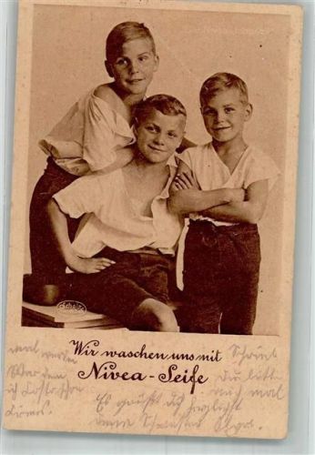 Hamburg 1926 Jungs waschen sich mit Nivea-Seife von Beiersdorf