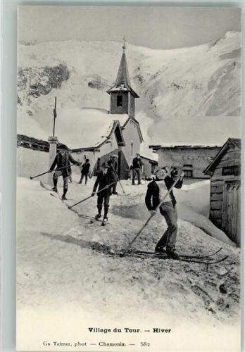 Chamonix-Mont-Blanc Skifahrer auf dere Dorfstraße Ort lt. Fotograf Tairraz
