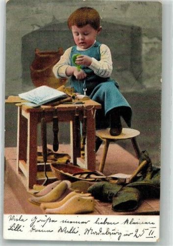 1911 Kleiner Junge posiert als Schuster