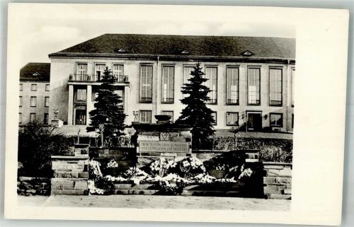 Oelsnitz VVN-Denkmal vor Bergarbeiterclubhaus Haus Marchwitza Fotograf Hoffmann VEB Volkskunstverlag
