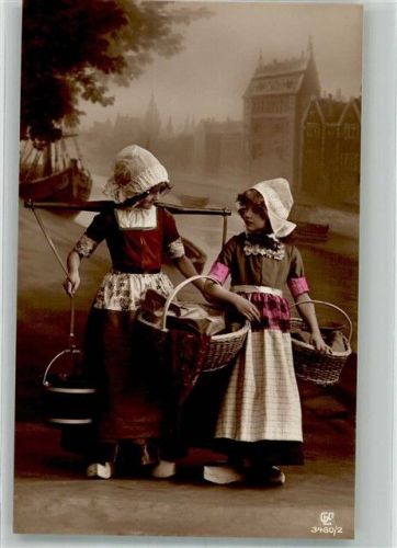 Zwei Mädchen in holländischer Tracht als Wasserträger vor Altstadtkulisse Nr. 3460/2