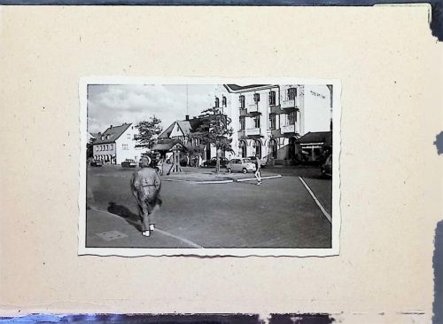 Duhnen Foto montiert auf Karton Am Dorfbrunnen Passepartout Fotograf Otto Schulze