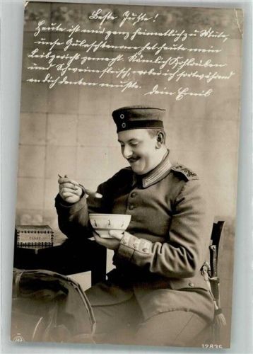 Beleibter Landser in Uniform lässt sich das Gulasch schmecken NPG 12835