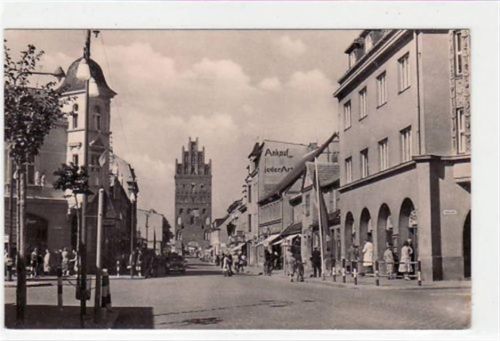 Demmin mit Clara-Zetkin-Straße und Blick auf das Luisentor. Postalisch gelaufen mit Poststempel 15.4.1946. Die Marke fehlt. Kleberückstände Rückseite, sonst gut erhalten.