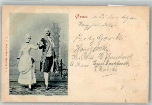 Paar in eleganter klassischer Kleidung beim höfischen Tanz