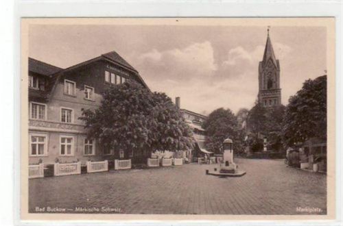 Buckow Bad Buckow-Märkische Schweiz. Abgebildet ist der Marktplatz mit dem Lindenhotel und der Kirche. Postalisch nicht gelaufen. Sehr gut erhalten.