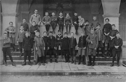 Ulm. ein Gruppenfoto von Kindern ungelaufen Leicht bügig, sonst gut erhalten
