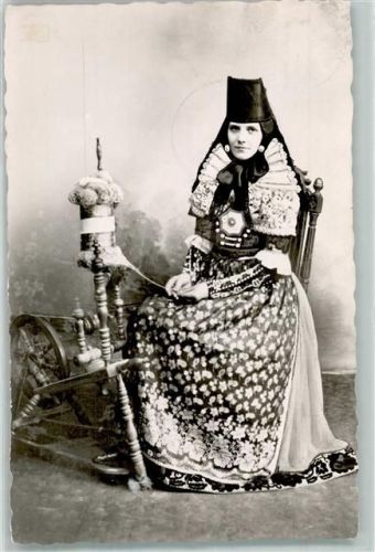 W3050 Wunstorf Frau in Tracht am Spinnrad Ort lt. Stempel AK Trachten Schaumburg-Lippe 1960 Foto AK