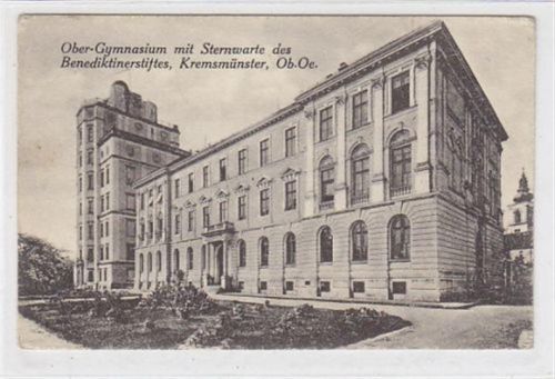 AK von Kremsmünster. Ober - Gymnasium mit Sternwarte des Benediktinerstiftes. Ungelaufen. leichte Eckabschürfungen, leichter Bug unten rechts, leicht fleckig, sonst gut erhalten.