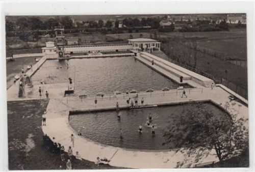 Bad Vilbel bei Frankfurt am Main. Städt. Schwimmbad ungelaufen Leichter Bug rechte Seite, kleiner Knick unten links, sonst gut erhalten