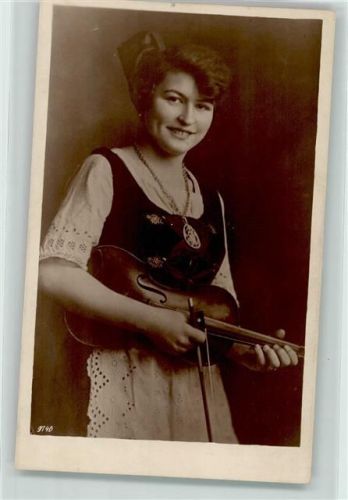 Frau in Tracht mit einer Geige AK
