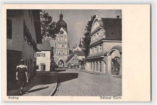Erding. Straßenpartie mit Schöner Turm ungelaufen Leichte Knicke oben in der Mitte, sonst gut erhalten