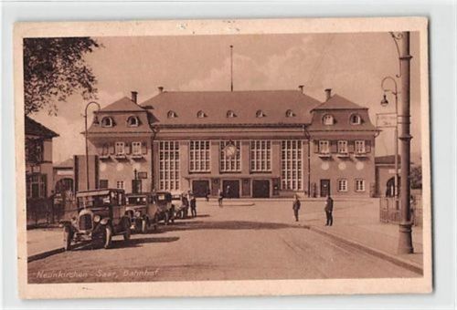 Neunkirchen Neunkirchen - Saar. Bahnhof mit Autos davor gelaufen. Marke entfernt. Gute Erhaltung.