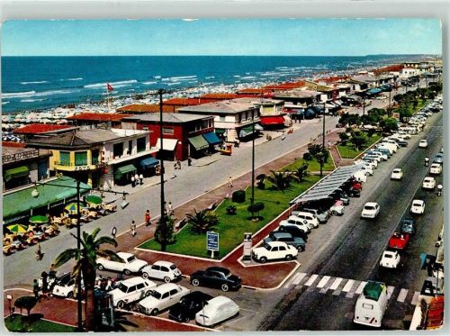 Viareggio Allee Meer entlang Autos Parkplatz Palme Fahne Geschäfte Foto