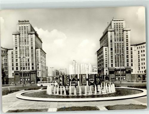 Friedrichshain Straußberger Platz Hochhäuser Brunnen mit Wasserfontainen Omnibus