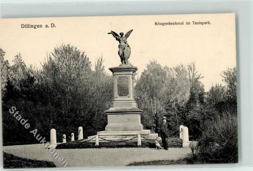 Dillingen Kriegerdenkmal im Taxispark Mann Hund