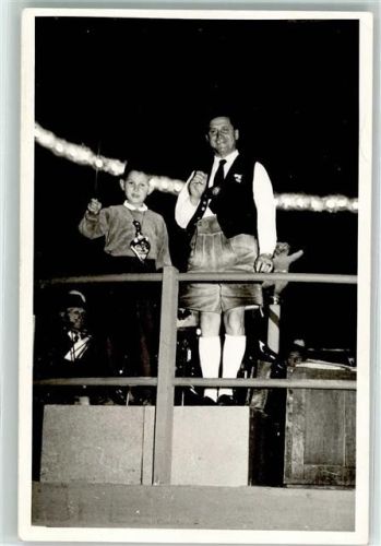 W8000 München Oktoberfest 1957 Mann mit Enkel Lebkuchenherz Oktoberfest Privatfoto AK