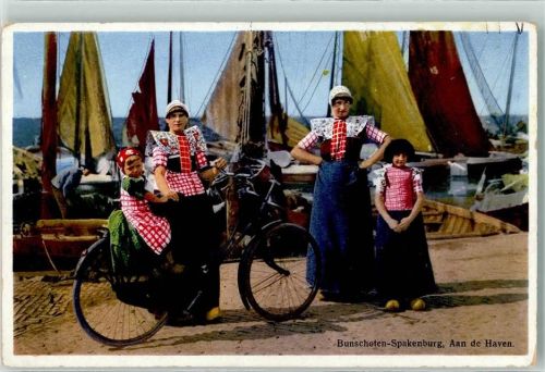 Bunschoten-Spakenburg Aan de Haven Hafen Schiff Segel Fahrrad Tracht Kind