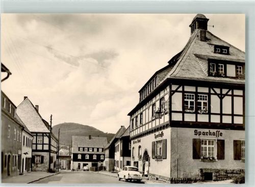 Geising Haupstraße Sparkasse Blick zum Geisingberg Auto