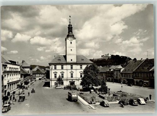 Susice Marltplatz Rathaus Turm Uhr Auto Geschäfte Omnibus Brunnen