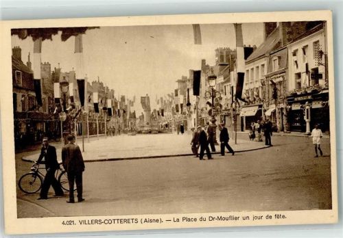 Villers-Cotterets la Place du Dr.-Mouflier un jour de fete Fahrrad
