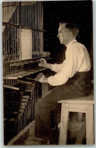 Bruges Glockenmeister vor seinem Klavier